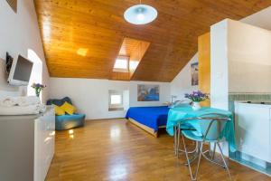 Un dormitorio con una cama azul y una mesa en Apartments Peppino - Old Town en Dubrovnik