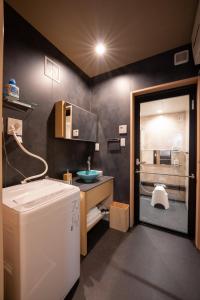 y baño con lavabo y lavadora. en marutto Ishikawa, en Kanazawa