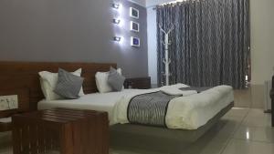 Hotel Darshan SP Ring Road客房内的一张或多张床位