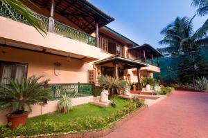 a house with a pathway in front of it at Casa Severina in Calangute
