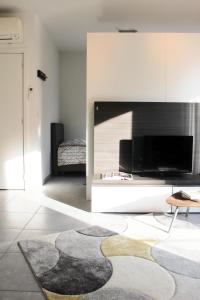 un salon avec une cheminée et une télévision dans l'établissement Quartier des Quais Dansaert, à Bruxelles