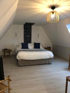 a bedroom with a large bed in a attic at Le Moulin de Lassalle in Curemonte