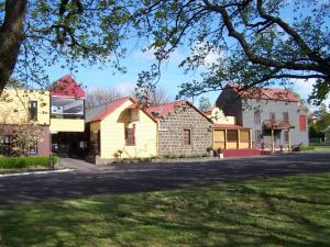 坎伯当The Camperdown Mill的街道旁的一组建筑