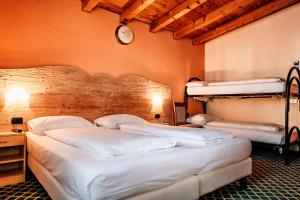 Llit o llits en una habitació de Hotel Bellavista