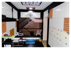 Zimmer mit einer Küche mit einem Tisch und Stühlen in der Unterkunft Sakthimurugan residency in Erode