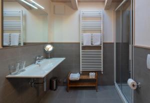 ein Bad mit einem Waschbecken und einer Dusche in der Unterkunft Marzia Lounge in Bormio
