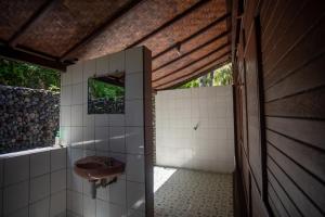 uma casa de banho com um lavatório e um espelho em Villa Uma Ayu Sidemen em Sidemen