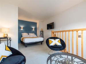 1 dormitorio con 1 cama y 1 silla en una habitación en Duplex coquet avec PARKING proche centre-ville de Lyon, en Villeurbanne