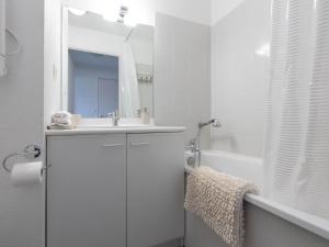 Vonios kambarys apgyvendinimo įstaigoje Duplex coquet avec PARKING proche centre-ville de Lyon