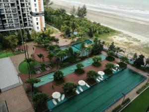 - une vue sur la piscine située à côté de la plage dans l'établissement Timurbay Seafront Residence aRRayyan Suites, à Kuantan