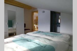 Schlafzimmer mit einem großen weißen Bett in der Unterkunft Casa Ual / Capaul in Laax