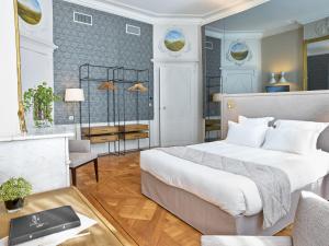 - une chambre avec un grand lit blanc et un bureau dans l'établissement Hotel De Guise Nancy Vieille Ville, à Nancy