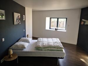 1 dormitorio con 2 camas y ventana en maison du bonheur de la basse biguerie proche du zoo de la flèche, en Saint-Jean-de-la-Motte