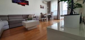 Area tempat duduk di Royal apartment Belvill