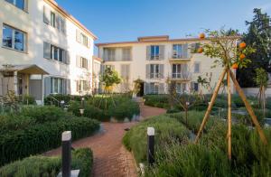 un giardino arancione di fronte a un edificio di Borgo Guelfo I a Firenze