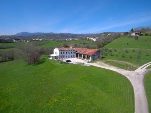 a house on a green field with a road at Agriturismo Vecio Portico in Marostica