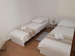 En eller flere senger på et rom på Apartments Vanja