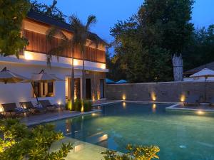 une villa avec une piscine la nuit dans l'établissement Nero North, à Gili Trawangan