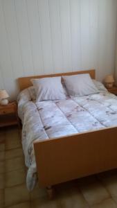 ガヴァルニにあるBOYRIE Daniel et Hélèneの白い壁の客室の大型ベッド1台分です。