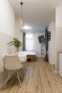 una habitación con una mesa y una cama en ella en Jantar Apartmaji, en Novo Mesto