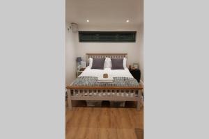 A bed or beds in a room at Annex in Chippenham with Parking and WIFI