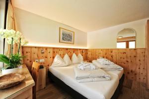 Tempat tidur dalam kamar di Country Wellnesshotel Bündnerhof