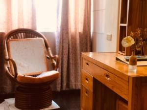 una sedia seduta di fronte a una scrivania in legno di Matsu B&B a Nangan