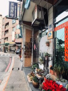 sklep na ulicy z roślinami na chodniku w obiekcie Matsu B&B w mieście Nangan