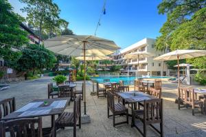 Bazén v ubytování Patong Lodge Hotel - SHA Extra Plus nebo v jeho okolí