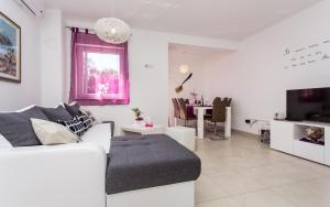 un soggiorno bianco con divano e tavolo di Holiday house CIRIK a Kras