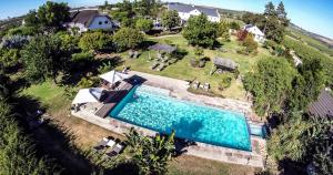 een luchtzicht op een zwembad in een huis bij Wedgeview Country House & Spa in Stellenbosch