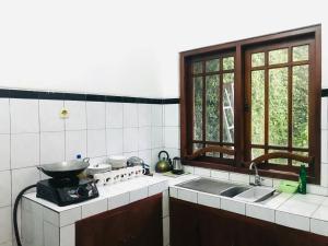 Dapur atau dapur kecil di Gowes House Yogyakarta - Malioboro