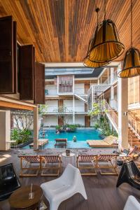 曼谷的住宿－南達遺產酒店，一座带桌椅的游泳池