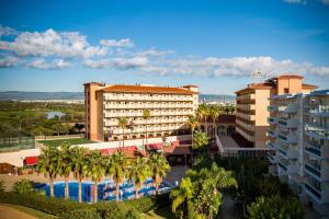 una vista aérea de un hotel con palmeras en Ohtels La Hacienda, en La Pineda