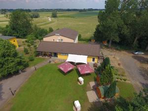 an overhead view of a house with a large backyard at Barrel -schlafen im Fass in Gorleben