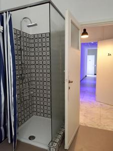 una ducha de cristal en una habitación con pasillo en Palazzo Pasta Malpensa en Gallarate