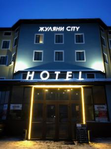 um hotel com uma placa na frente em Zhuliany City Hotel em Kiev