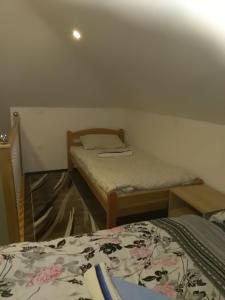 Habitación pequeña con 2 camas y cama sidx sidx sidx sidx en apartment jankovic en Zlatibor