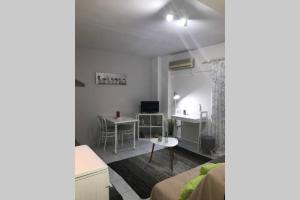 Camera con letto, tavolo e scrivania. di Istos Apartment 1 a Salonicco