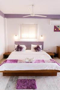 Un pat sau paturi într-o cameră la Seaview Hills Luxury Apartments & Rooms