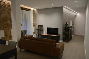 A television and/or entertainment centre at Apartamentos DUKE