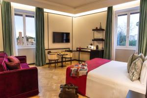 una camera d'albergo con letto, tavolo e sedia di 47 Boutique Hotel a Roma