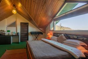 Postel nebo postele na pokoji v ubytování StayVista at The Corner House - Pet Friendly Villa