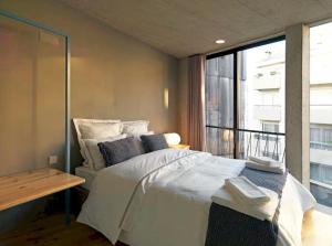 um quarto com uma cama grande e uma janela em Breiner 310 Downtown Porto Boutique Apartments em Porto