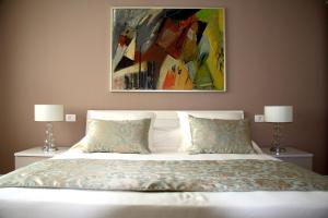 - une chambre avec un lit et un tableau au-dessus dans l'établissement Apartment Akvarel, à Split