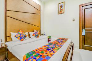 Giường trong phòng chung tại FabHotel Anandam