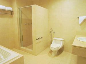 Kamar mandi di Hotel Principe