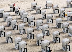 Ein Haufen Stühle im Sand am Strand in der Unterkunft Villa Linde in Göhren