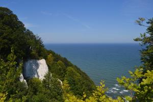 ein Blick auf das Meer von einem Berg in der Unterkunft Villa Linde in Göhren
