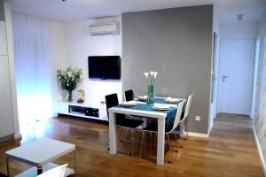 Televízia a/alebo spoločenská miestnosť v ubytovaní Apartment Akvarel